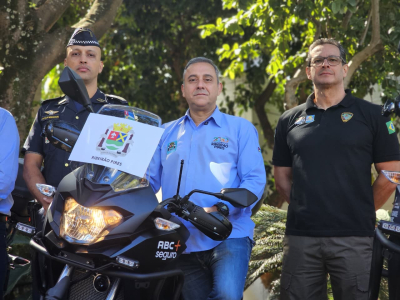 Comandante da GCM, Wenderson; prefeito Guto Volpi; Secret&aacute;rio de Seguran&ccedil;a, Arlei Capoccio, durante entrega da moto 