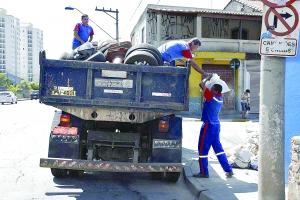 Opera&ccedil;&atilde;o Cata-Treco percorre bairros da cidade