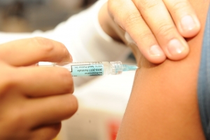 Come&ccedil;a campanha de vacina&ccedil;&atilde;o contra a gripe