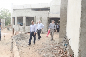 Luiz Marinho vistoria constru&ccedil;&atilde;o de duas creches no Ferraz&oacute;polis