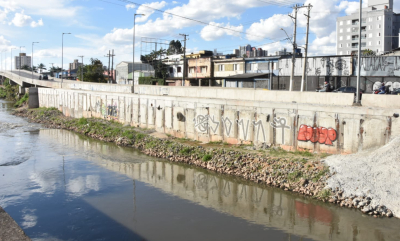 Interven&ccedil;&otilde;es realizadas pela Prefeitura foram executadas em car&aacute;ter emergencial ap&oacute;s margem direita do curso d&rsquo;&aacute;gua ter avan&ccedil;o na eros&atilde;o