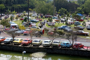 Espa&ccedil;o Verde Chico Mendes tem carros antigos, m&uacute;sica e gastronomia