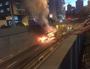 Santo Andr&eacute;: &ocirc;nibus pega fogo na Perimetral